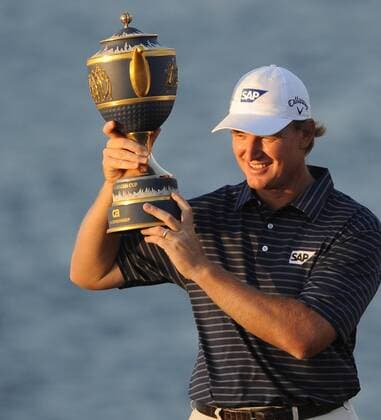 Mar. 14, 2010 - Doral, FL - Florida, USA - United States - Doral---fl-doral-golf-0314d----Action from the final round of the CA Championship at the Doral Golf Resort and Spa. Champion Ernie Els, of South Africa, smiles as he holds up the championship trophy. - ZUMAss5 o0 Südafrika Pokal Trophe Sieg