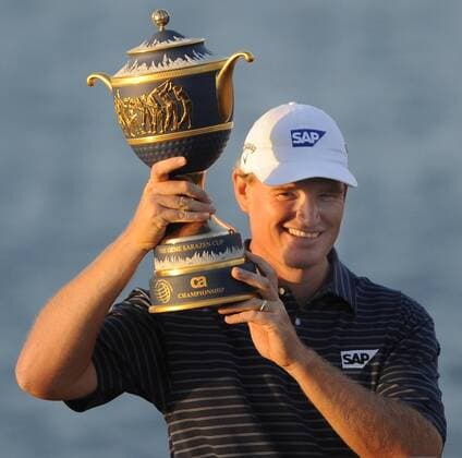 Mar. 14, 2010 - Doral, FL - Florida, USA - United States - Doral---fl-doral-golf-0314a----Action from the final round of the CA Championship at the Doral Golf Resort and Spa. Champion Ernie Els, of South Africa, smiles as he holds up the championship trophy. - ZUMAss5 o0 Südafrika Pokal Trophe Sieg