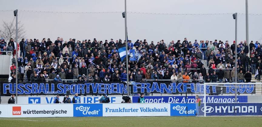 Fußball, Stadiongeschichte FSV Frankfurt 13.03.2010, 2. Bundesliga, 26. Spieltag: FSV Frankfurt, FSV Frankfurt Fankurve o0 totale, Fan, Fußballfan, Publikum