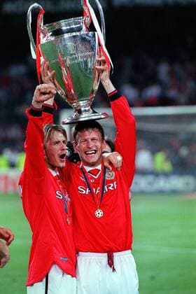 DAVID BECKHAM l. and Teddy Sheringham celebrate United s win with the trophy, MANCHESTER UNITED 2 v Bayern Munich 1, UEFA Champions League Final, Barcelona Nou Camp, 990526. xACTIONxPLUSxsportsximagesx  ActionPlus990526 o0 EC 1 Jubel Freude Sieg Europapokal Pokal TrophÃ¤e Objekt