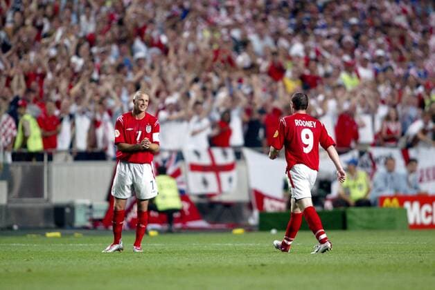 June 21, 2004: England striker WAYNE ROONEY r. is applauded by David Beckham as he walks from the field during the Euro 2004 Group B match between England and Croatia. England won the game 4-2. Estadio Da Luz, Lisbon xactionplusx  ActionPlus04062111 o0 EM
