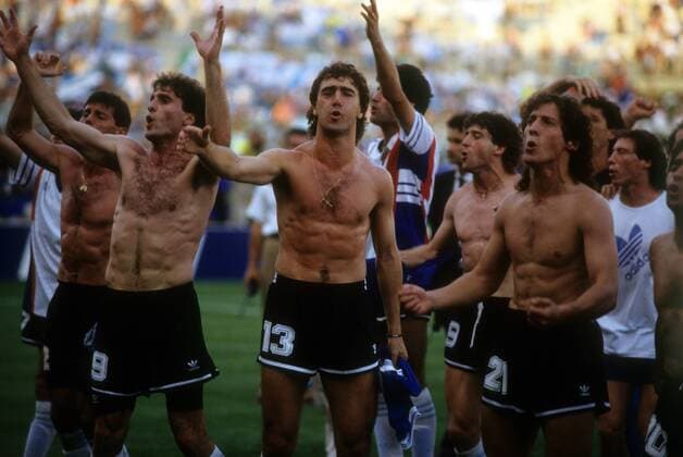 Schlussjubel Argentinien, v. li.: Oscar Ruggeri, Nestor Lorenzo, Gustavo Dezotti, Pedro Troglio - DEUTSCHSPRACHIGE SPORTZEITSCHRIFTEN UND -ZEITUNGEN NUR NACH RÜCKSPRACHE Fußball WM Herren WM 1990, Länderspiel, Nationalteam Gruppe Florenz Freude, Begeisterung,