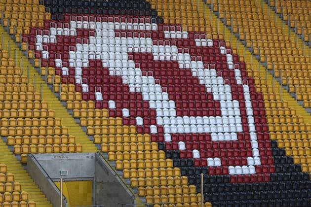 Fußball, Stadiongeschichte SG Dynamo Dresden Dresden, 11.03.2010, Fußball-Männer, 3. Liga. Rudolf-Harbig Stadion, Heimstätte der SG Dynamo Dresden. Innenraum. o0 Logo, Emblem, Vereinslogo, Vereinsemblem