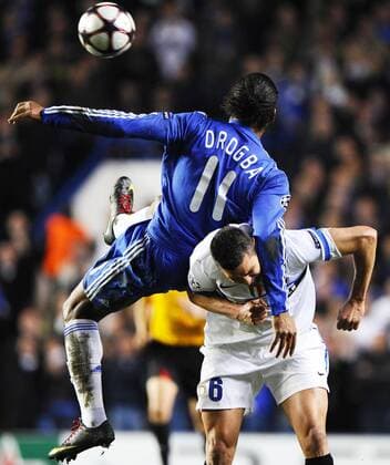 Didier Drogba (li., FC Chelsea) gegen Lucio (Inter Mailand)  o0 EC 1