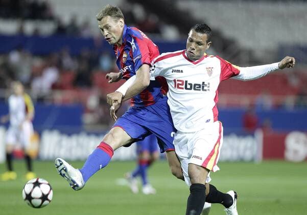 FC Sevilla (Weiß) vs ZSKA Moskau (Blau): Luis Fabiano r. vs Vasiliy Berezutskiy 