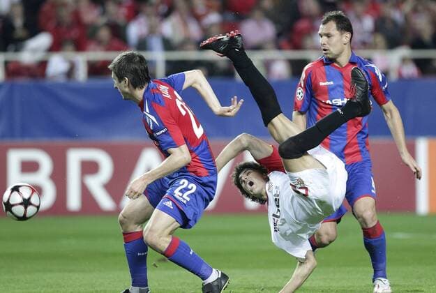 FC Sevilla (Weiß) vs ZSKA Moskau (Blau): Diego Perotti mitte vs Sergei Ignashevich r. und Evgeniy Aldonin 