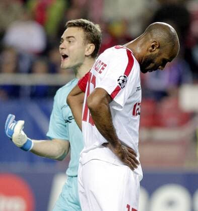 FC Sevilla (Weiß) vs ZSKA Moskau (Blau): Frederic Kanoute r. und ZSKA Torwart Igor Akinfeev  o0 Enttäuschung Jubel Freude Freud und Leid