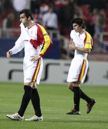 FC Sevilla (Weiß) vs ZSKA Moskau (Blau): Alvaro Negredo l.  o0 Enttäuschung