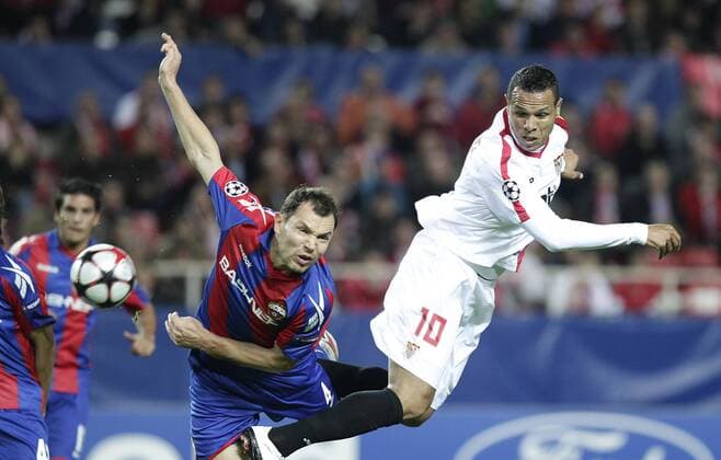 FC Sevilla (Weiß) vs ZSKA Moskau (Blau): Luis Fabiano r. vs Sergei Ignashevich 