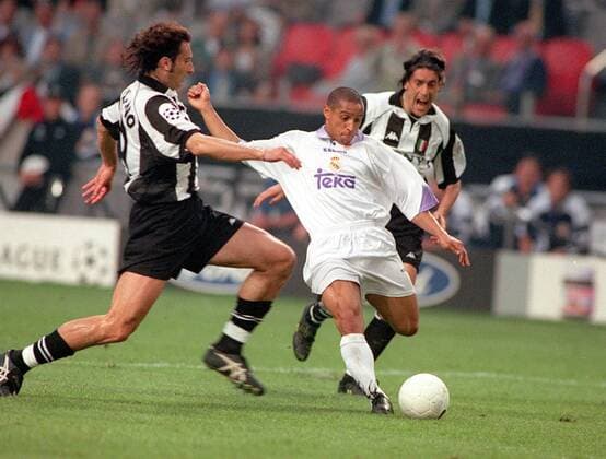 MARK IULIANO (JUVENTUS, L), ROBERTO CARLOS (REAL MADRID, C) and Moreno Torricelli (JUVENTUS) - Juventus Turin - REAL MADRID - EUROPEAN CUP FINAL -  o0 Spannung