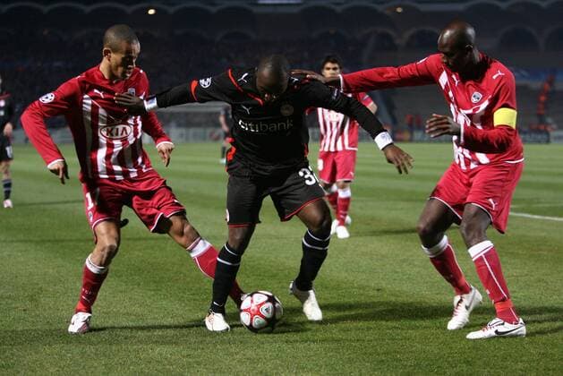 GIRONDINS BORDEAUX (rot) vs. OLYMPIAKOS PIRÄUS (schwarz) - 17 03 2010 - LOMANA TRESOR LUA LUA (PIRÄUS, C) gegen WENDEL und ALOU DIARRA xVincentMICHELx 