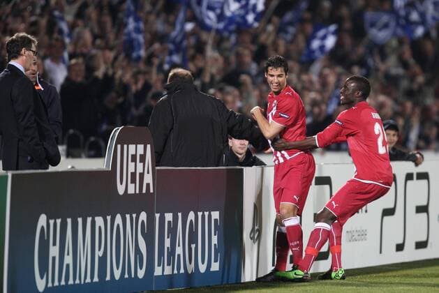 GIRONDINS BORDEAUX (rot) vs. OLYMPIAKOS PIRÄUS (schwarz) - 17 03 2010 - YOANN GOURCUFF (2.R) jubelt an der Bande vor Trainer Laurent Blanc (Bordeaux, L) - xVincentMICHELx 