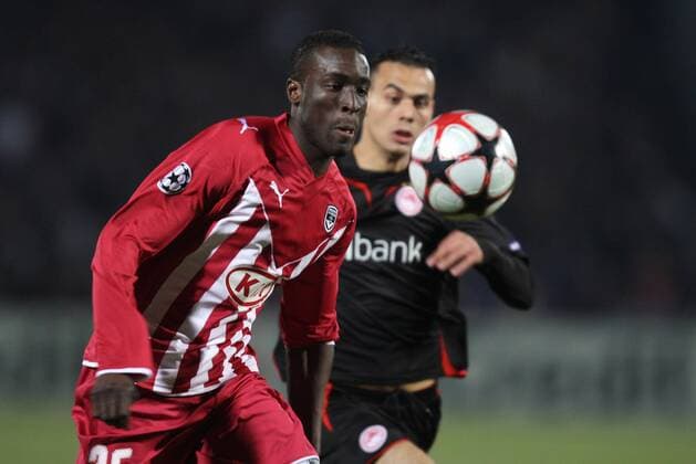 GIRONDINS BORDEAUX (rot) vs. OLYMPIAKOS PIRÄUS (schwarz) - 17 03 2010 - LUDOVIC SANE (BORDEAUX, L) und JAOUAD ZAIRI (PIRÄUS) - xVincentMICHELx 