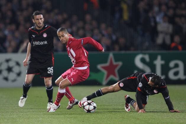 GIRONDINS BORDEAUX (rot) vs. OLYMPIAKOS PIRÄUS (schwarz) - 17 03 2010 - Jaouad Zairi (R), Vassilios Torosidis (L) und Wendel - xVincentMICHELx 