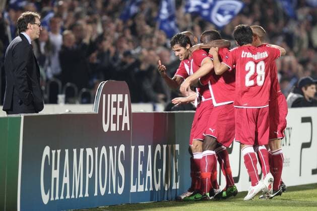 GIRONDINS BORDEAUX (rot) vs. OLYMPIAKOS PIRÄUS (schwarz) - 17 03 2010 - Yoann GOURCUFF (2.L) jubelt vor Trainer Laurent Blanc (Bordeaux, L) - xVincentMICHELx 