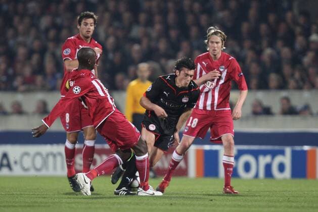 GIRONDINS BORDEAUX (rot) vs. OLYMPIAKOS PIRÄUS (schwarz) - 17 03 2010 - Jesus DATOLO (2R) Alou DIARRA (vorn L), Yoann GOURCUFF (L), Jaroslav PLASIL xVincentMICHELx 
