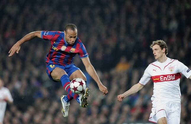 FUSSBALL International Champions League Rueckspiel SAISON 2009 2010 FC Barcelona - VfB Stuttgart 17.03.2010 Thierry Henry (li, Barcelona) gegen Georg Niedermeier (re, Stuttgart). 