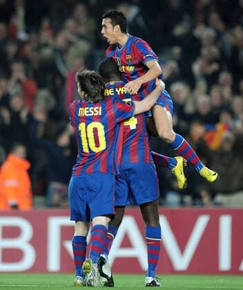 FUSSBALL International Champions League Rueckspiel SAISON 2009 2010 FC Barcelona - VfB Stuttgart 17.03.2010 2:0 Torschutze Pedro (oben) umarmt vom 1:0 Torschuetzen Lionel Messi (li) und Yaya Toure (Mitte)  o0 Jubel Freude