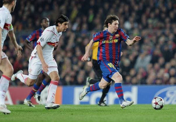 FUSSBALL International Champions League Rueckspiel SAISON 2009 2010 FC Barcelona - VfB Stuttgart 17.03.2010 Lionel Messi (re, Barcelona) enteilt Sami Khedira (li, Stuttgart) 