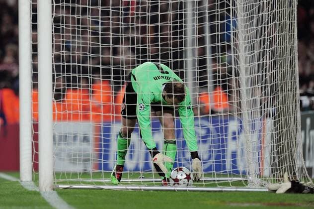 FUSSBALL International Champions League Rueckspiel SAISON 2009 2010 FC Barcelona - VfB Stuttgart 17.03.2010 VfB Torwart Jens Lehmann holt den Ball nach dem Treffer zum 2-0 aus dem Tor. 