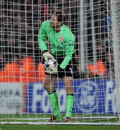 FUSSBALL International Champions League Rueckspiel SAISON 2009 2010 FC Barcelona - VfB Stuttgart 17.03.2010 VfB Torwart Jens Lehmann holt den Ball nach dem Treffer zum 2-0 aus dem Tor. 