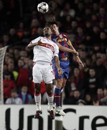 Cacau, Stuttgart, links rechts Carles Puyol (Barca) FC Barcelona-VfB Stuttgart Champions League 4:0 Barcelona, 17.3.10