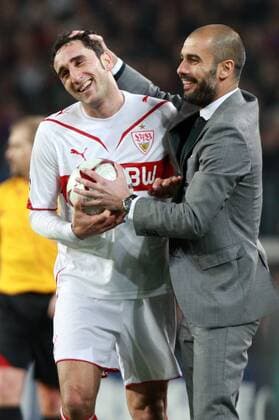 FC Barcelona s coach Pep Guardiola and Stuttgat s Cristian Molinaro during their Champions League last 16, second leg soccer match at the Camp Nou stadium in Barcelona March 17, 2010  o00 Kameradschaft kurios
