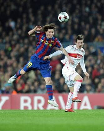 FUSSBALL International Champions League Rückspiel SAISON 2009 2010 FC Barcelona - VfB Stuttgart 17.03.2010 Lionel Messi (li, Barca) gegen Stefano Celozzi (VfB) 