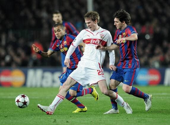 FUSSBALL International Champions League Rückspiel SAISON 2009 2010 FC Barcelona - VfB Stuttgart 17.03.2010 Aleksandr Hleb (Mitte, VfB) gegen Lionel Messi (re (Barca)) und Daniel Alves (li (Barca))  o00 Dani