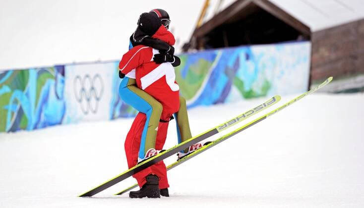 Olympische Spiele 2010 - Skispringen - Normalschanze - Simon Ammann (SUI, li.) ist Olympiasieger und feiert dies mit Teamkollegen Abndreas Küttel o0 Freude Jubel Sieg, Olympiasieg o00 kurios Aufmacher