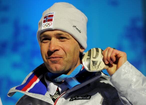 Olympia 2010 - Biathlon - 20km - Ole Einar Björndalen (NOR) präsentiert seine Silbermedaille o0 Freude Jubel Medaille Silber Objekte