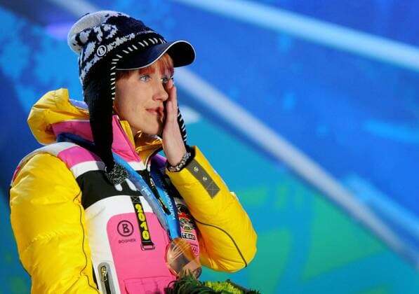 Olympische Spiele 2010 - Whistler Olympic Park - Biathlon - Staffel - 4 x 6km - Siegerehrung Medal Plaza Drittplatzierte Kati Wilhelm (GER) mit Tränen in den Augen o0 Freude Jubel