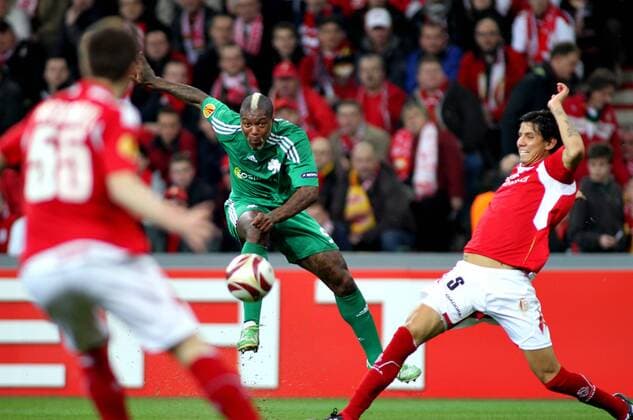 Panathinaikos s Djibril Cisse (C) in action during Europa League - Standard Liege (red) vs. FC Panathinaikos Athen (green). Thursday Mar. 18, 2010 in Liege Belgium. 