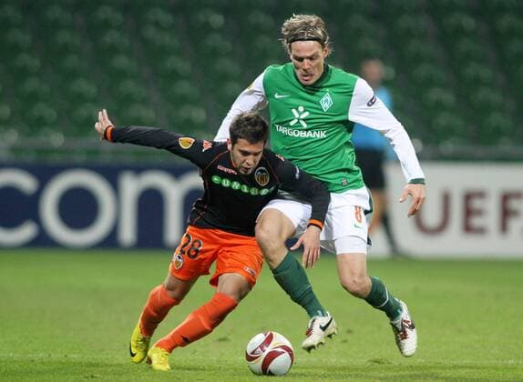 UEFA Europa League Achtelfinale - Weserstadion Saison 2009 2010 18.03.2010 - Werder Bremen (grün) - FC Valencia (schwarz) - - Jordi Alba (R), Clemens Fritz