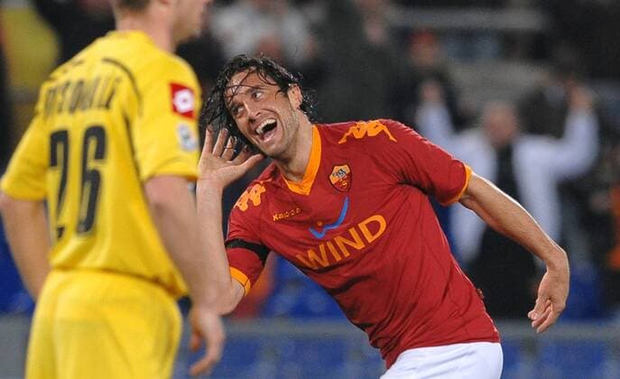 Luca TONI jubelt - Rom, 20.3.2010, AS Rom (rot) - Udinese Calcio (gelb), Serie A 2009 2010 - ANDREAXSTACCIOLI o0 Jubel Freude