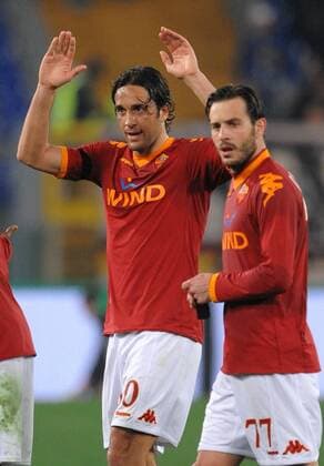 Luca TONI (li.) und Marco CASSETTI - Rom, 20.3.2010, AS Rom (rot) - Udinese Calcio (gelb), Serie A 2009 2010 - ANDREAXSTACCIOLI