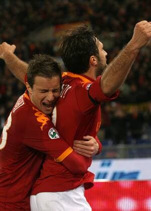 Matteo Brighi umarmt Mirko Vucinic - Rom, 20.3.2010, AS Rom (rot) - Udinese Calcio (gelb), Serie A 2009 2010 - xMavrixphotox  ActionPlus11021461 o0 Jubel Freude