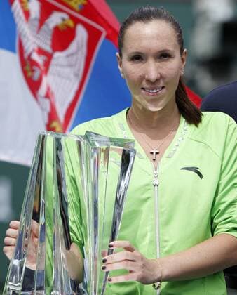 Serbian Jelena Jankovic holds the championship trophy after winning her womens final match at the BNP Paribas Open in Indian Wells, California on March 21, 2010.  IDW20100321715 o0 Sieg, Sieger, Trophäe Pokal Objekte