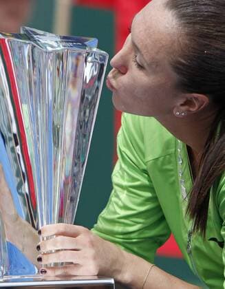 Serbian Jelena Jankovic kisses the championship trophy after winning her womens final match at the BNP Paribas Open in Indian Wells, California on March 21, 2010.  IDW20100321716 o0 Sieg, Sieger, Trophäe Pokal Objekte