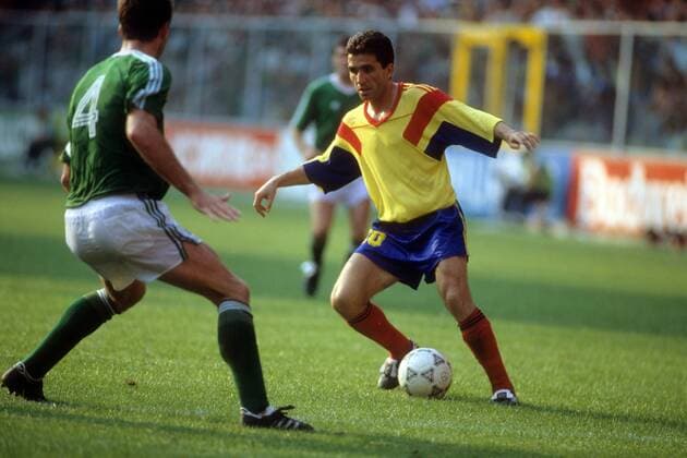 Gheorghe Hagi (Rumänien, re.) gegen Mick McCarthy (Irland) - DEUTSCHSPRACHIGE SPORTZEITSCHRIFTEN UND -ZEITUNGEN NUR NACH RÜCKSPRACHE Fußball WM Herren WM 1990, Länderspiel, Nationalteam, Nationaltrikot, Irland - Rumänien 5:4 n.E. Gruppe Genua