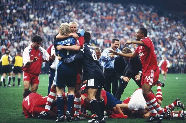 Fußball, FC Bayern München, Champions League Sieger 2001 FC Bayern München team group, MAY 23, 2001 - Football : Bayern München players celebrate their Victory after winning the UEFA Champions League 00-01 season final match - Bayern München - at Giuseppe Meazza San Siro , Milano, Italy.  (2006031416294249) o0 Jubel, Freude, Europacupsieg