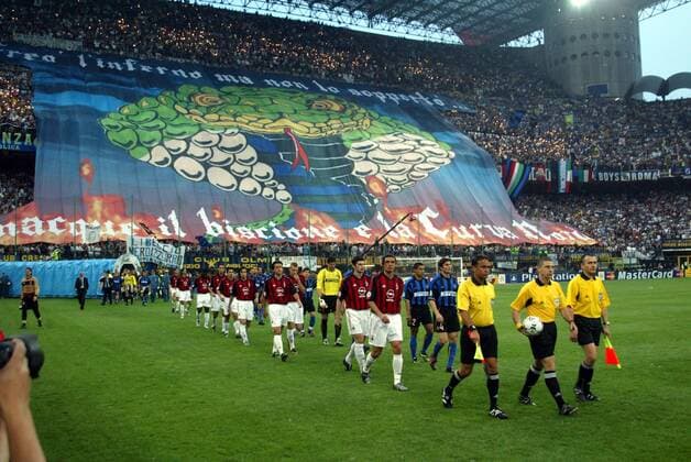 MAY 13, 2003 - Football : General view of UEFA Champions League 02-03 season semi final 2nd leg between AC Milan (red) 1-1 Inter Milan (blue) at Giuseppe Meazza San Siro , Milano, Italy.  (200305141317007) o0 Einmarsch, einlaufen, auflaufen
