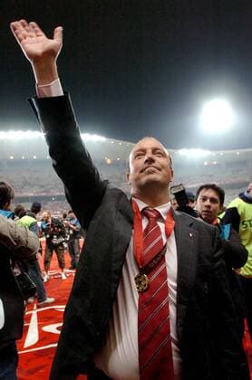 Trainer Rafael Benitez (Liverpool FC), MAY 25, 2005 - Football : Liverpool head coach Rafael Benitez waves to the crowd after winning the European Champions League final between Liverpool and AC Milan on May 25, 2005 at the Ataturk Olympic Stadium in Istanbul, Turkey.  (200505262051532) o0 Jubel, Freude, Europacupsieg,