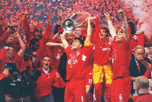 Steven Gerrard (Liverpool FC), MAY 25, 2005 - Football : Liverpool players celebrate their Victory after winning the UEFA Champions League final match 2004-2005 season between Liverpool and AC Milan on May 25, 2005 at the Ataturk Olympic Stadium in Istanbul, Turkey.  (200506151456198) o0 Jubel, Freude, Europacupsieg, Siegerehrung, Pokal, Trophäe, Objekte, Konfetti