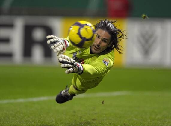 SV Werder Bremen - FC Augsburg, Torwart Simon Jentzsch (Augsburg) fliegt.