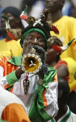 Ivory coast fan blowing horn.. . African Cup of Nations 2008. Ohene Djan stadium. Accra. -  o0 Länderspiel, Nationalteam, Elfenbeinküste, Fan, Zuschauer, Tröte, Vuvuzela