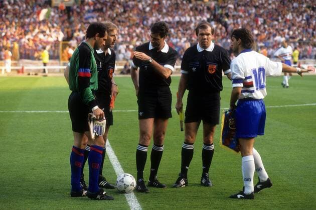 Torwart Andoni Zubizarreta (FC Barcelona l.) und Roberto Mancini (Sampdoria Genua, r.) mit Schiedsrichter Aron Schmidhuber (Deutschland Mitte) bei der Begrüßung Fußball EC 1 Herren Europapokal der Landesmeister 1991 1992, Finale, Gruppe London
