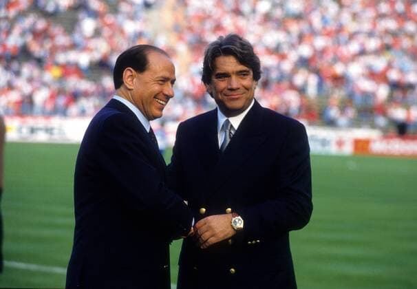 Präsident Silvio Berlusconi (AC Milan, li.) und Präsident Bernard Tapie (Olympique Marseille) Fußball EC 1 Herren Champions League 1992 1993 Finale Gruppe München