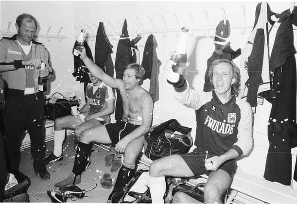 Fussball, 2. Bundesliga TSV 1860 Muenchen - 1. FC Saarbrücken 3:1 09.06.1979 - Torhüter Bernhard HARTMANN (Mitte), Franz GERBER (2L) und Thomas ZANDER (alle 1860) trinken Sekt anlässlich des Aufstiegs in die erste Liga o0 Freude Jubel 2. Liga Aufstieg Feier Aufstiegsfeier Aufsteiger 1978 o00 Süd