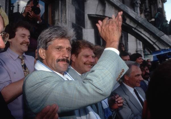 Fussball, 13.06.1993 Aufstiegsfeier des TSV 1860 München im Rathaus auf dem Münchner Marienplatz - Trainer Werner LORANT (1860) freut sich über den Aufstieg in die zweite Bundesliga o0 Freude Jubel Aufstieg Feier Aufstiegsfeier Aufsteiger Empfang Rathaus Balkon 2